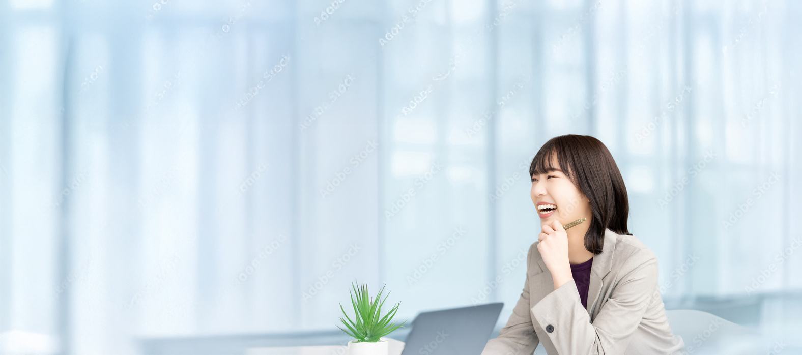 明るい窓辺で思考するコンサルタント