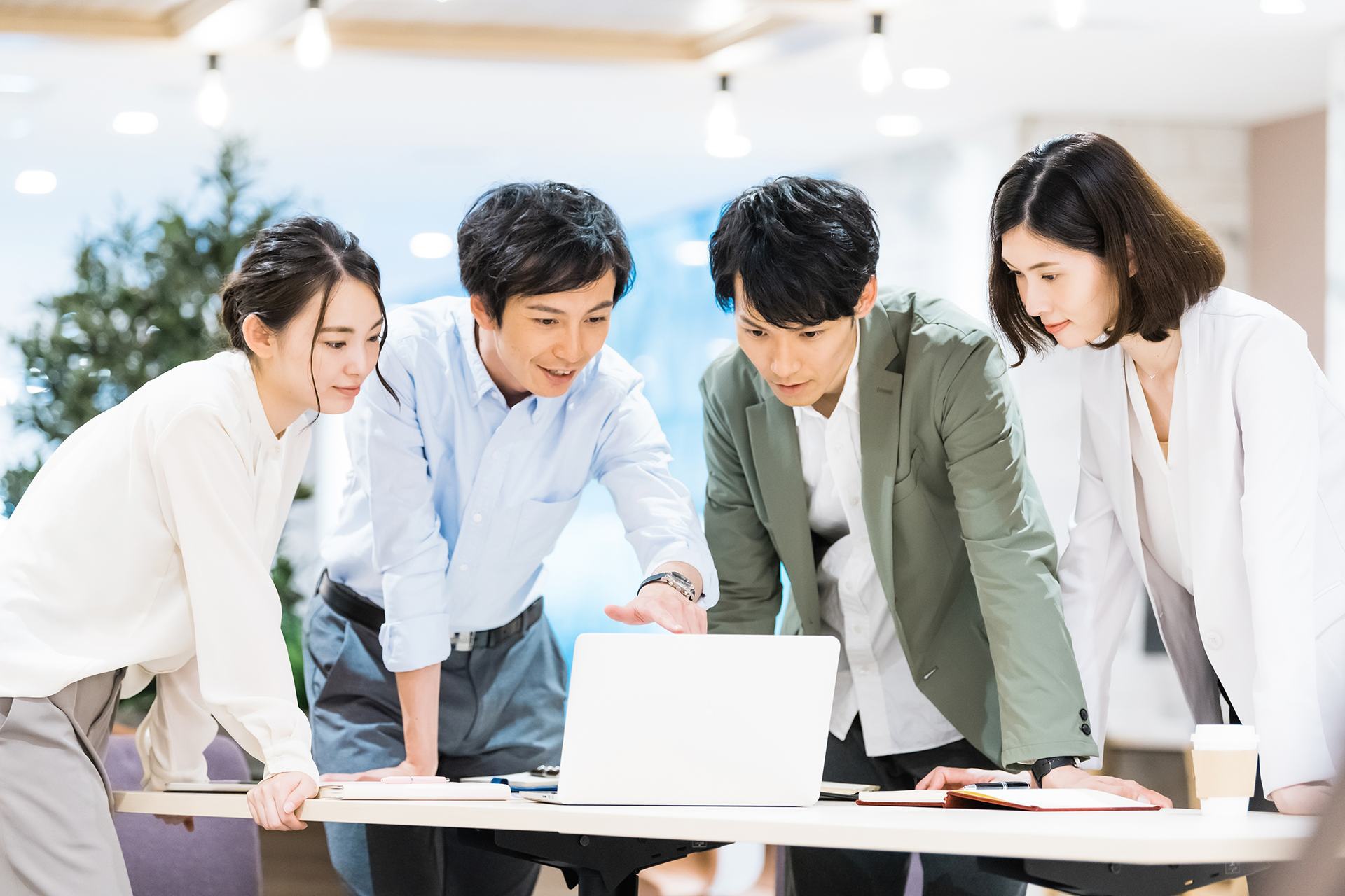 資料を見ながら実装を検討するチーム