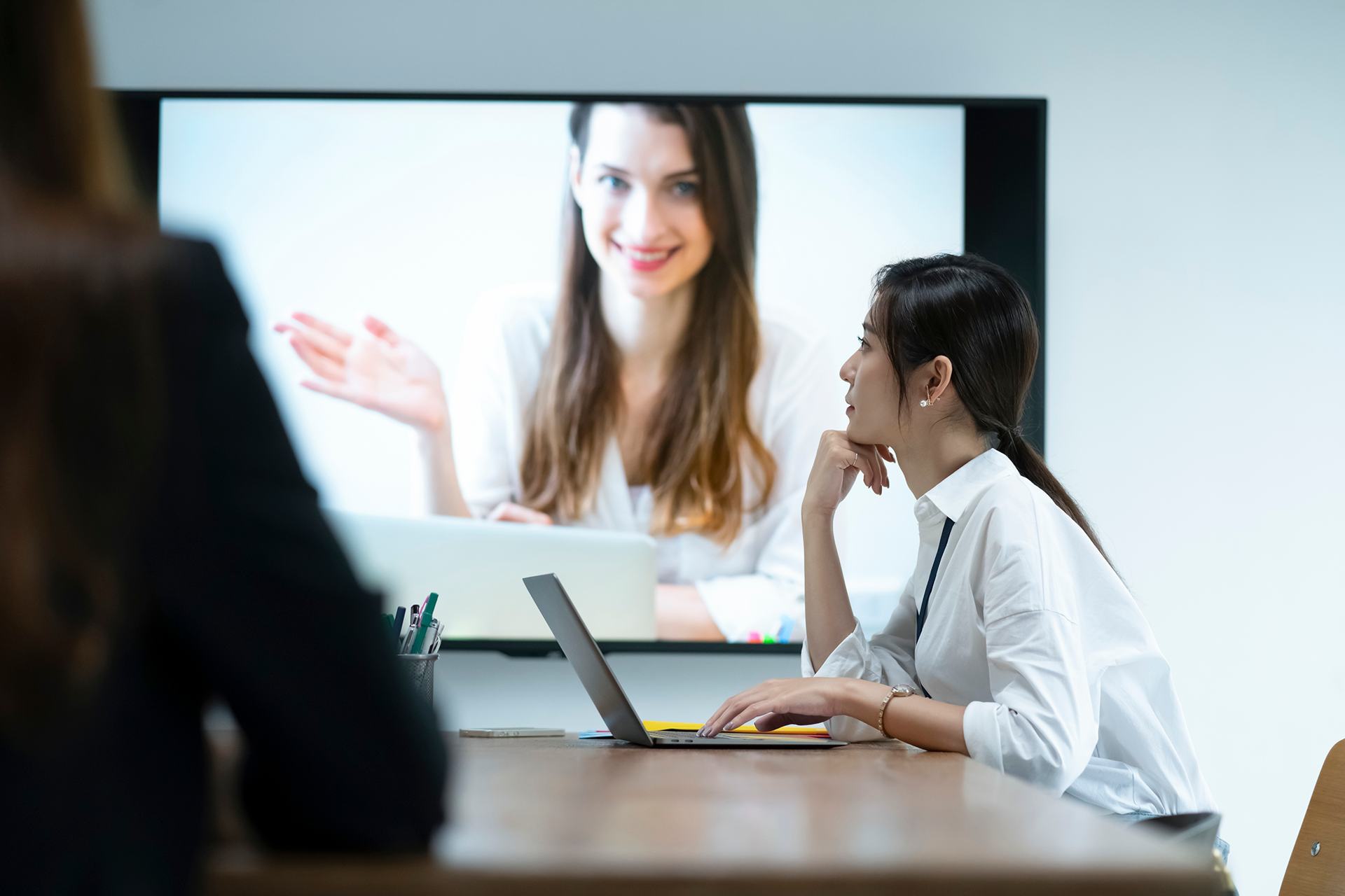 オンラインで参加者と対話するミーティング